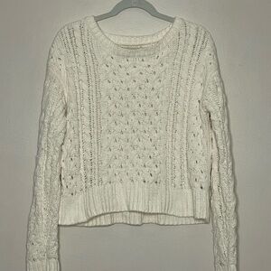 White Cable Knit Cropped Sweater with Long Sleeves and Round Neckline